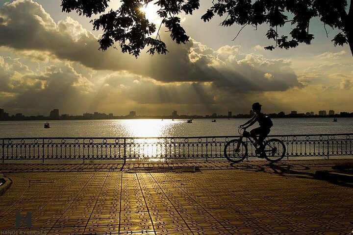 Hanoi City Bike Tour in Early Morning
